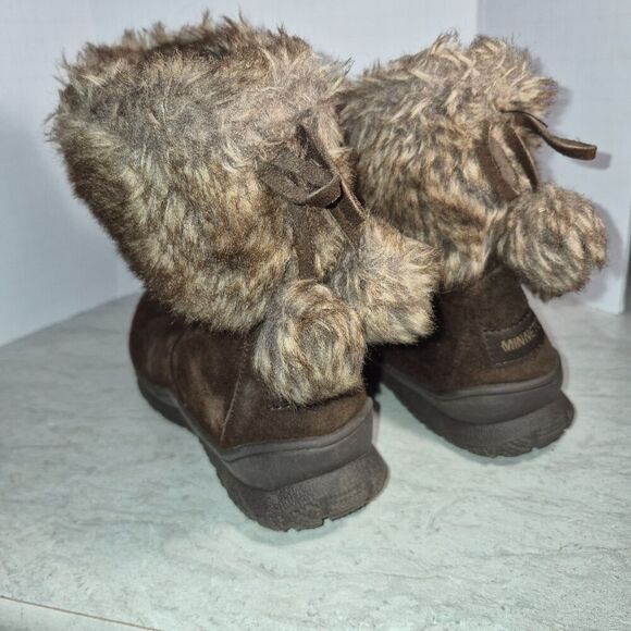 Minnetonka Brown Women's Boot's with a Fuax Fur Bow, Size 6M - Picture 7 of 10